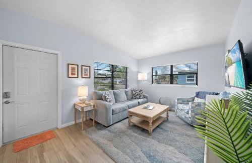 Cocoa Beach Apartamento | Downtown Cottage - Walk to the Beach & Restaurants