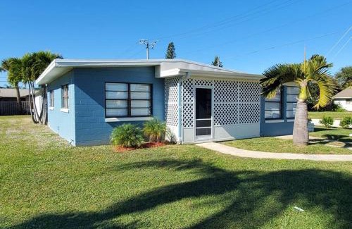 Cocoa Beach Apartamento | Downtown Cottage - Walk to the Beach & Restaurants