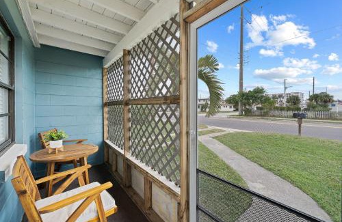Cocoa Beach Apartamento | Downtown Cottage - Walk to the Beach & Restaurants