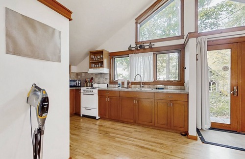 Glen Arbor Cabaña | Downtown cottage with nearby beach access, a grill, deck, & washer/dryer