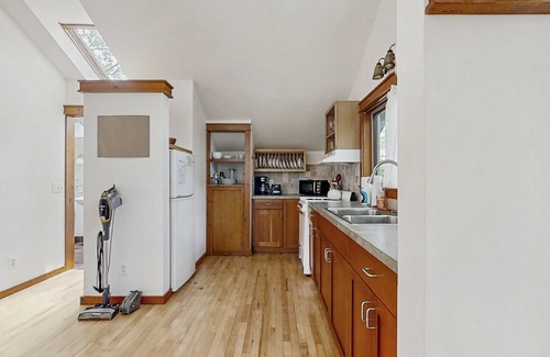 Glen Arbor Cabaña | Downtown cottage with nearby beach access, a grill, deck, & washer/dryer