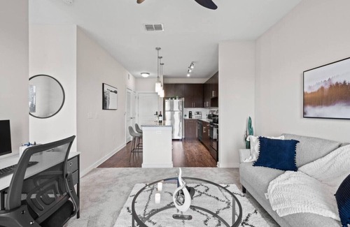 Courier City - Oscawana Apartamento | Downtown Cozy King stay | Pool/Gym/Free Parking!