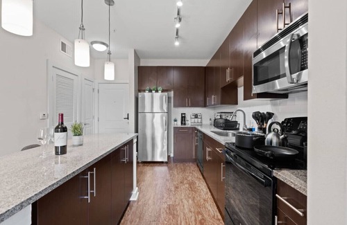 Courier City - Oscawana Apartamento | Downtown Cozy King stay | Pool/Gym/Free Parking!