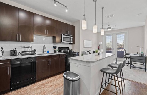 Courier City - Oscawana Apartamento | Downtown Cozy King stay | Pool/Gym/Free Parking!