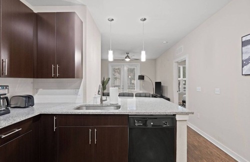 Courier City - Oscawana Apartamento | Downtown Cozy King Suite | Pool/Gym/Free Parking