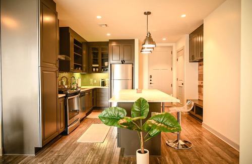 Uptown Condominio | Downtown Dallas Apt w/ View-walking distance to AAC+Free Parking+ Pool+Wifi