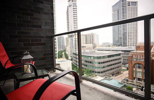 Uptown Condominio | Downtown Dallas Apt w/ View-walking distance to AAC+Free Parking+ Pool+Wifi