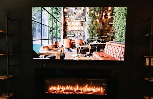 Oak Lawn Apartamento | Downtown Dallas Cozy Suite w/Fireplace and King Bed
