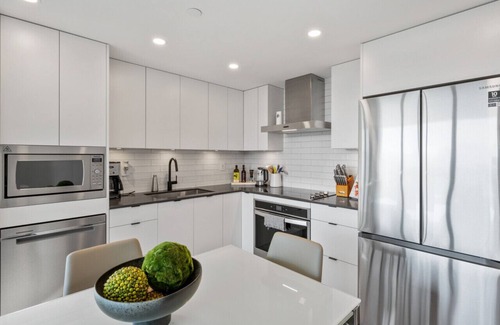 Downtown Kelowna Apartamento | Downtown Delight: Chic 2-Bed Apartment in Kelowna's Heart