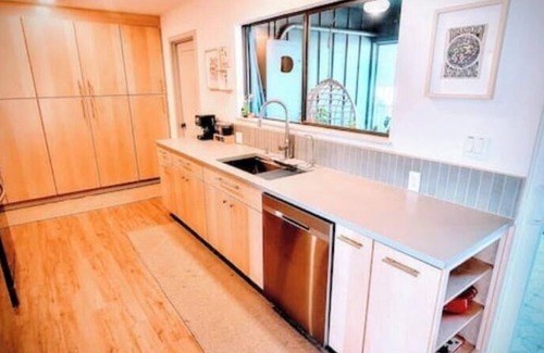 Long Beach Casa | Downtown Designer Duplex close to Beach! Spa Tub, Sunroom, Game Room, EV & more!