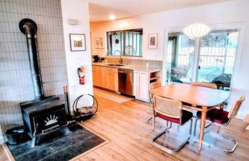 Long Beach Casa | Downtown Designer Duplex close to Beach! Spa Tub, Sunroom, Game Room, EV & more!