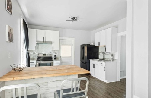 Mexicantown - Southwest Detroit Cabaña | Downtown Detroit Gem 3 Bedrooms & Culture!