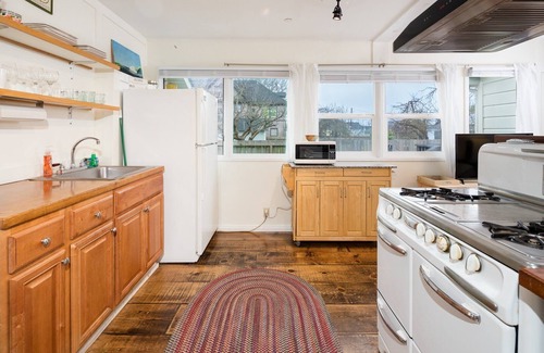 Arcata Apartamento | ✌️Downtown Digs, Enjoy shared sauna, hot tub & yard at this dog-friendly property in town