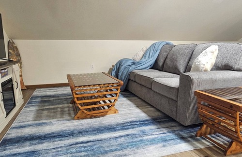 Oscoda Apartamento | Downtown Digs - upstairs apartment in the heart of downtown Oscoda!
