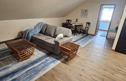 Oscoda Apartamento | Downtown Digs - upstairs apartment in the heart of downtown Oscoda!