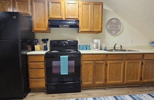 Oscoda Apartamento | Downtown Digs - upstairs apartment in the heart of downtown Oscoda!