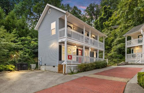 Gatlinburg Casa | Downtown Dolly is a 2 bed 2bath creekside cottage only a half mile from downtown Gatlinburg
