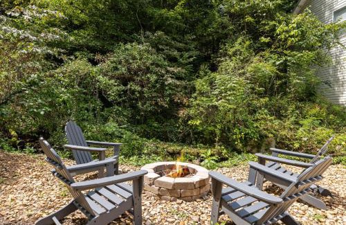 Gatlinburg Casa | Downtown Dolly is a 2 bed 2bath creekside cottage only a half mile from downtown Gatlinburg