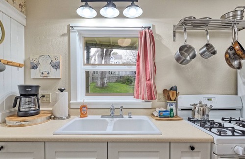 Arcata Apartamento | 🍩Downtown Drift -Historic Arcata Home on the first floor - Hot Tub, Sauna & Bikes🐶