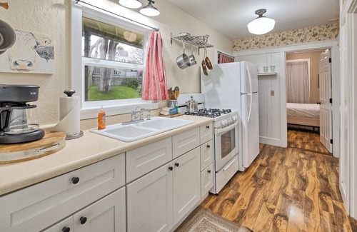 Arcata Apartamento | 🍩Downtown Drift -Historic Arcata Home on the first floor - Hot Tub, Sauna & Bikes🐶
