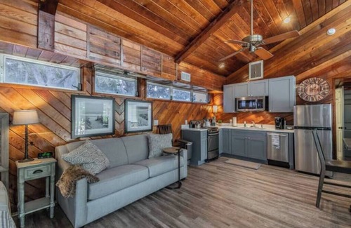 Dunedin Casa | Downtown Dunedin B&B/Sleeps 12!
