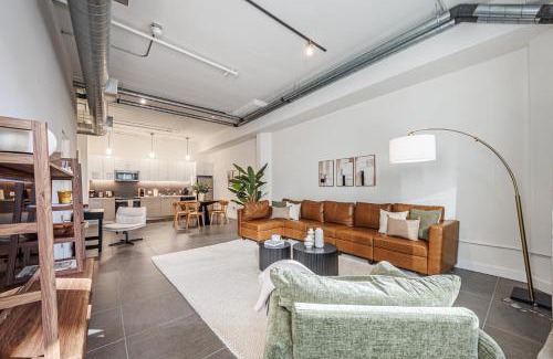 Historic Core Apartamento | Downtown Escape - 2BR w Skyline Views & Hot Tub