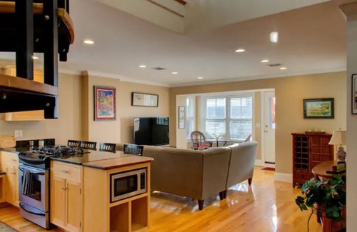 Portsmouth Apartamento | Downtown Escape ❤️ Deck, Fireplace, 95 WalkScore