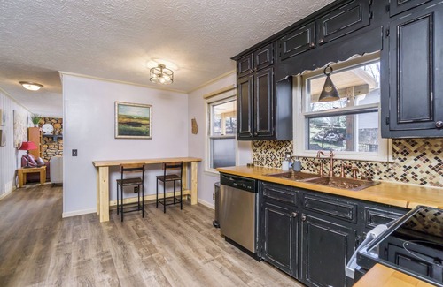 Dahlonega Casa | Downtown Family Retreat-Minutes to Dahlonega/Pool/5 Beds/3.5 Baths!
