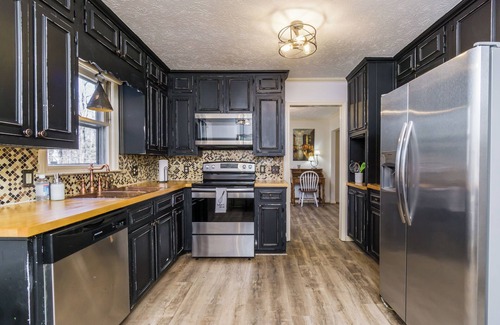 Dahlonega Casa | Downtown Family Retreat-Minutes to Dahlonega/Pool/5 Beds/3.5 Baths!