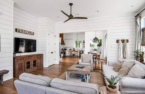 Historic Downtown Franklin Casa | Downtown Franklin Farmhouse 2. Steps to Dining, Shops & Cafes