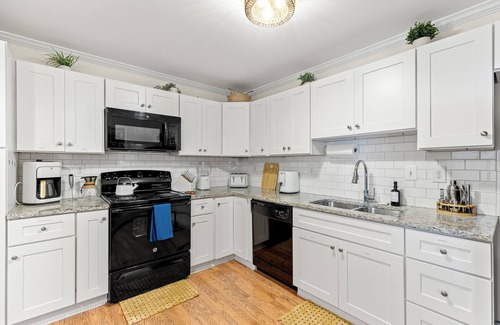 Frederick Apartamento | Downtown Frederick retreat with parking. Dog- and baby-friendly!