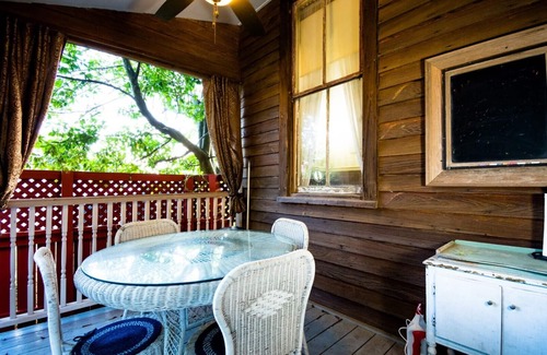 Natchez Cabaña | Su casa de campo privada del centro de 1885, con porche trasero, patio y vino gratis