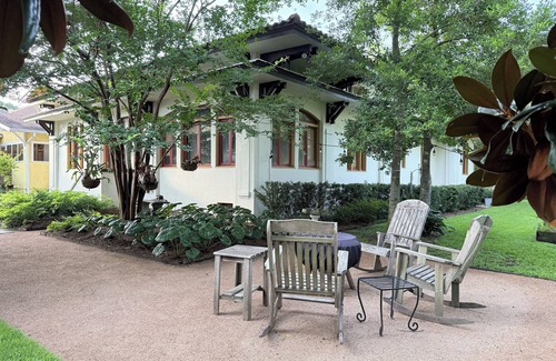 Spanish Town Historic District Apartamento | Downtown Furnished Luxury Executive rental, Circa 1919