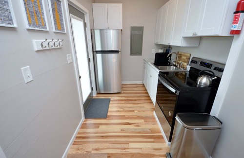 The Gate Apartamento | Downtown Gate District Apartment, Convenient To Everything, King Bed (2FR)