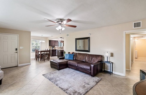 Blenman-Elm Casa | Downtown Gem: 8 Guests - Short drive to Gem Show!