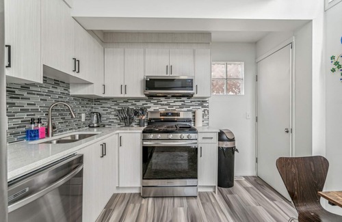 Northwest Calgary Casa | Downtown Gem Sleeps 8!