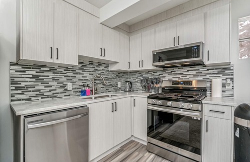 Northwest Calgary Casa | Downtown Gem Sleeps 8!