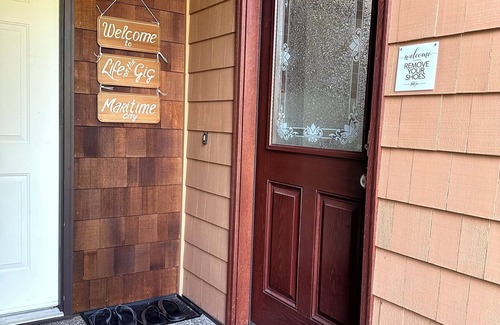 Gig Harbor Casa | Downtown Gig Harbor -quaint- walking distance to the pier and waterfront