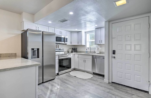 Gilbert Condominio | Downtown Gilbert Condo w/ Screened Porch!