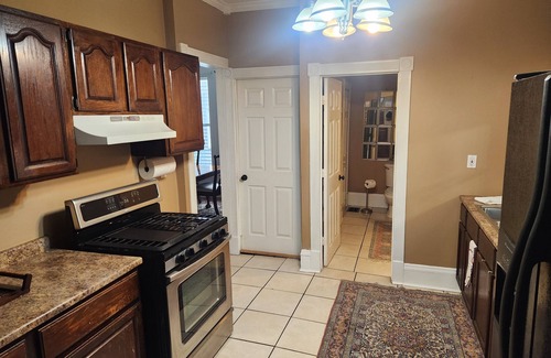 Grand Rapids Apartamento | Downtown GR apartment on Medical Mile, covered front porch cross from Coit Park