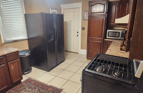 Grand Rapids Apartamento | Downtown GR apartment on Medical Mile, covered front porch cross from Coit Park