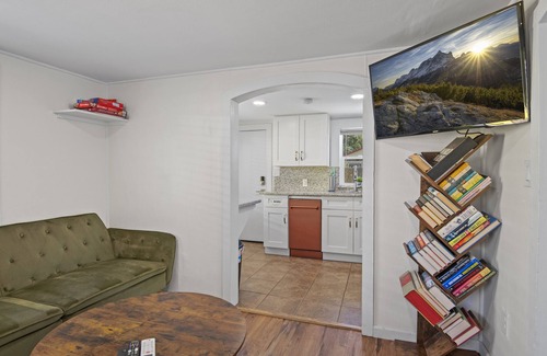 Downtown Flagstaff Casa | Downtown Green Gable Bungalo w/AC, Fully Fenced Yard, WD, 2 Smart TVs, Fast WiFi