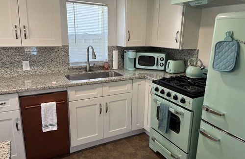 Downtown Flagstaff Casa | Downtown Green Gable Bungalo w/AC, Fully Fenced Yard, WD, 2 Smart TVs, Fast WiFi