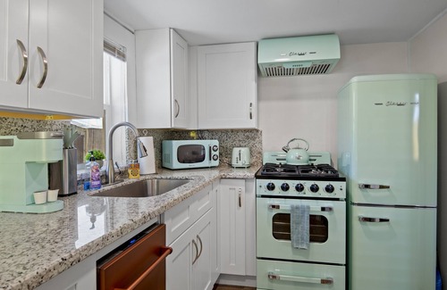 Downtown Flagstaff Casa | Downtown Green Gable Bungalo w/AC, Fully Fenced Yard, WD, 2 Smart TVs, Fast WiFi