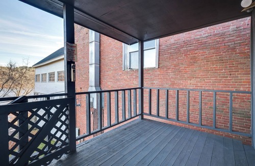 Hallowell Apartamento | Downtown Hallowell Retreat w/ Water Views!