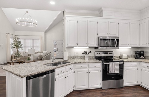 Cary Casa | Downtown Haven - 4 Bedrooms & 3.5 Baths, 2 King Bedrooms with Ensuite Baths