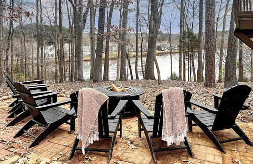 Cary Casa | Downtown Haven - 4 Bedrooms & 3.5 Baths, 2 King Bedrooms with Ensuite Baths