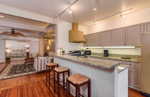 Hendersonville Apartamento | Centro de Hendersonville Loft con balcón privado con vistas a la calle principal.