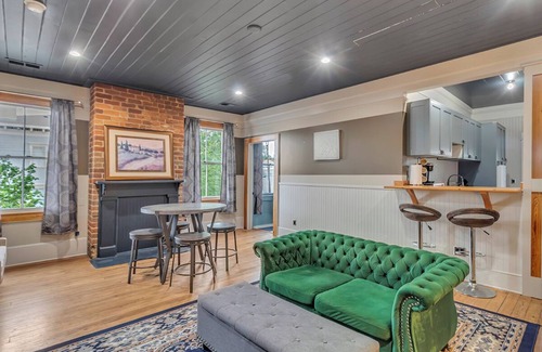 Savannah Victorian District Casa | Downtown Historic 4BR Home – Porch, Courtyard & Charm, Walk to Forsyth Park
