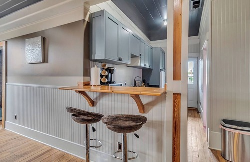 Savannah Victorian District Casa | Downtown Historic 4BR Home – Porch, Courtyard & Charm, Walk to Forsyth Park